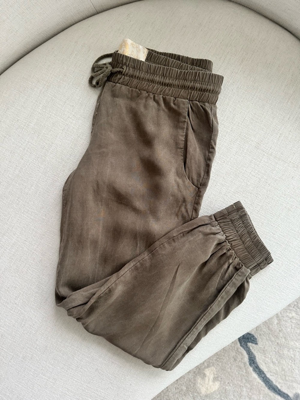 Bella Dahl Lightweight Casual Drawstring Jogger Pants in Olive Brown - Size XS